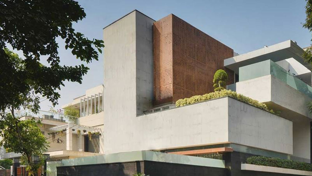 বিরাটের কাছে এখনও পর্যন্ত সবচেয়ে দামি কোন জিনিসটি জানেন? তাঁর স্বপ্নের বাড়ি। বিরাটের একাধিক ফ্ল্যাট রয়েছে। তার মধ্যে গুরুগ্রামের বাড়িটিই এখনও পর্যন্ত সবচেয়ে দামি। এর মূল্য ৮০ কোটি টাকা।