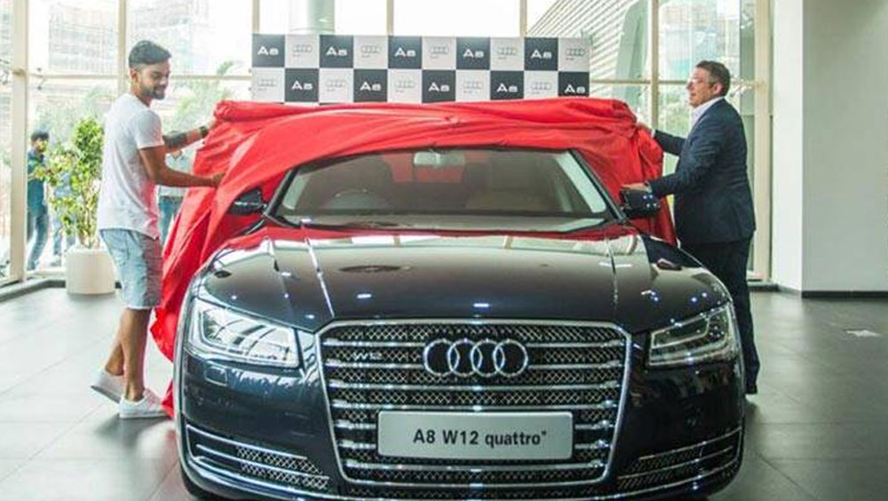 ১ কোটি ৮৭ লাখ টাকায় গাড়িটি কিনেছিলেন তিনি। বাজারে অডির নতুন মডেল আসা মাত্রই তা বিরাটের গ্যারাজের চলে আসে। অডির সঙ্গে তাঁর প্রেম এতটাই।