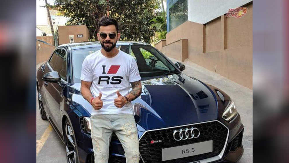 অডি গাড়ি: ব্যাটে যেমন ঝড় তোলেন বিরাট, মাঠের বাইরেও গতিতে ছুটতে ভালবাসের। তাই তিনি দ্রুত গতিতে ছুটে চলা গাড়িতে চড়তেই পছন্দ করেন। তাঁর সবচেয়ে দামি গাড়িটি হল অডি আরএস৫।