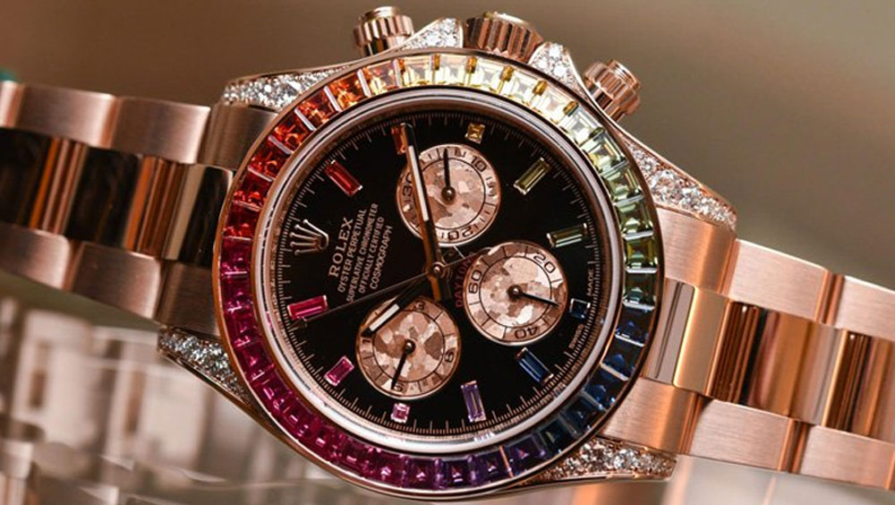 রোলেক্স ডেটোনা রেনবো এভারোজ গোল্ড: এটি বিরাটের পছন্দের হাতঘড়ি। ৫৬টি ছোট হিরের টুকরো দিয়ে সাজানো হয়েছে ঘড়িটি। সঙ্গে ঘড়ির ডায়াল এবং বেল্ট তৈরি হয়েছে সোনা দিয়ে।