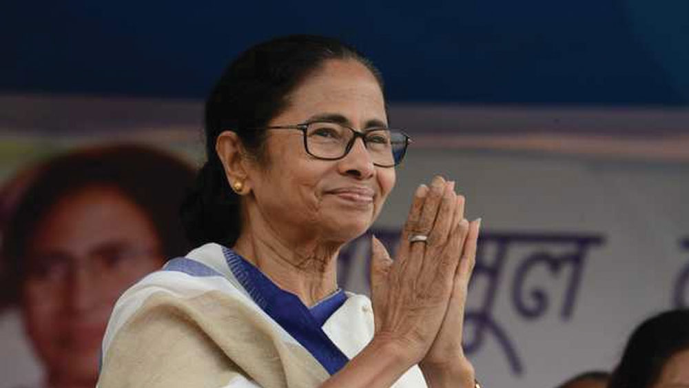 গত কয়েক দশকে আদিগঙ্গা দিয়ে জল বিশেষ বয়ে যায়নি। কিন্তু সময়ের সঙ্গে সঙ্গে সে সাক্ষী থেকেছে মমতা বন্দ্যোপাধ্যায়ের ‘অগ্নিকন্যা’ থেকে বাংলার প্রথম মহিলা মুখ্যমন্ত্রী হয়ে ওঠার যাত্রাপথের। তাঁর আটপৌরে শাড়ি, হাওয়াই চটি, ইংরেজি উচ্চারণ, শিক্ষাগত যোগ্যতা নিয়ে মন্তব্য এক দিকে তির্যক হয়েছে, অন্য দিকে তিনি এক এক করে এগিয়ে যাওয়ার ধাপ অতিক্রম করেছেন।