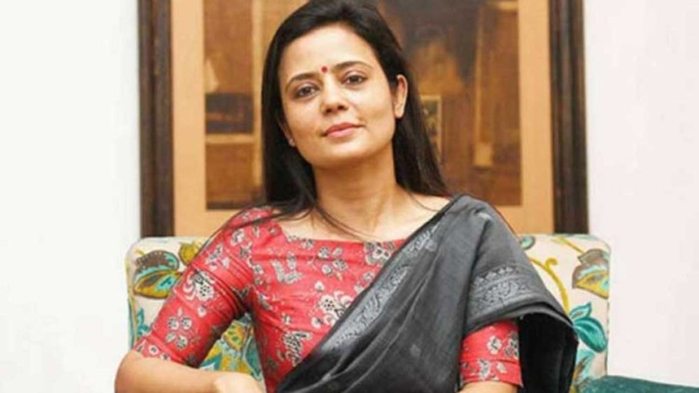 কলকাতায় শৈশব কাটানো মহুয়া মৈত্রের জন্ম অসমে। উচ্চশিক্ষার জন্য পাড়ি দিয়েছিলেন আমেরিকায়। সেখানে ম্যাসাচুসেটসের মাউন্ট হোলিওকে কলেজ থেকে গণিত এবং অর্থনীতিতে স্নাতক হন। পড়াশোনা শেষে চাকরিজীবনও শুরু বিদেশে। ইনভেস্টমেন্ট ব্যাঙ্কার হিসেবে চাকরি করতেন নামী বহজাতিক সংস্থায়।