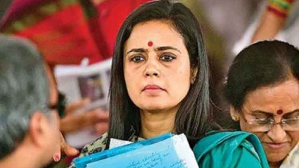 নিউ ইয়র্ক এবং লন্ডনে কয়েক বছর কর্মজীবন কাটানোর পরে মহুয়া চাকরি ছেড়ে দেন। নামী সংস্থার উচ্চপদে ইস্তফা দিয়ে দেশে ফেরেন ২০০৯-এ। যোগ দেন যুব কংগ্রেসে। রাহুল গাঁধীর ‘আম আদমি কা সিপাহি’ প্রকল্পে মহুয়া ছিলেন উল্লেখযোগ্য নাম।