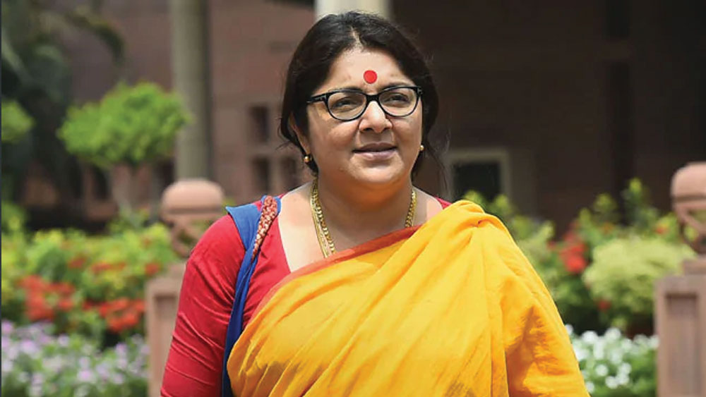 কয়েক প্রজন্ম ধরে তাঁর পরিবার দক্ষিণেশ্বর মন্দিরের পূজারী। উত্তর কলকাতায় গঙ্গার ধারে কাটানো ছোটবেলা ঝুঁকে পড়েছিল নাচের দিকে। মেয়ের আগ্রহ দেখে মা ভর্তি করে দিয়েছিলেন নাচের স্কুলে। তখনও লকেট চট্টোপাধ্যায় জানতেন না অভিনেত্রীজীবন অপেক্ষা করে আছে তাঁর জন্য।