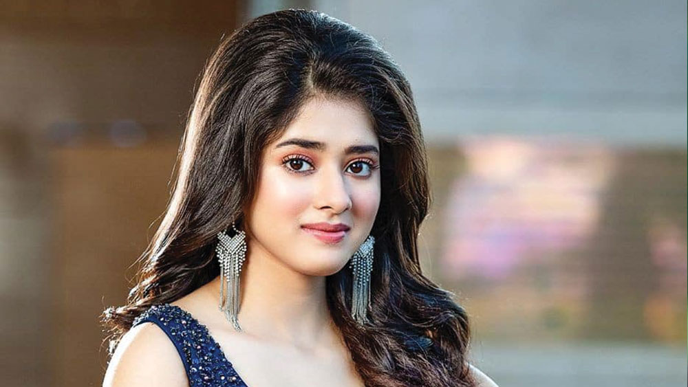 অভিনীত চরিত্রের আড়ালে নিজের পরিচয় চাপা পড়ে যাওয়াই কুশীলবের সবথেকে বড় সাফল্য। কৈশোরেই সেই অভিজ্ঞতার শরিক দিতিপ্রিয়া রায়। তিনি এখন দিতিপ্রিয়া কম, ‘রানিমা’ বেশি। রানি রাসমণির চরিত্রে তাঁর অভিনয় প্রথমে নির্ধারিত ছিল কয়েক মাসের জন্য। কিন্তু দর্শকদের মধ্যে দিতিপ্রিয়ার জনপ্রিয়তা দেখে সিদ্ধান্ত পাল্টাতে বাধ্য হন চ্যানেল কর্তৃপক্ষ।