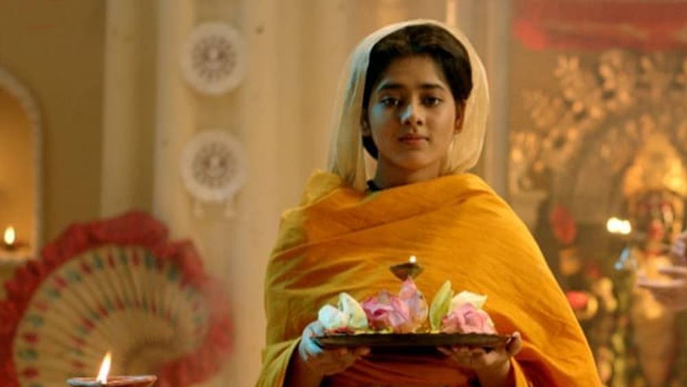 গ্ল্যামার থেকে বহু দূরে থাকা বয়সে কয়েক গুণ বড়, বিগত শতাব্দীর মহীয়সীর চরিত্রেই বাজিমাত করেছেন কিশোরী দিতিপ্রিয়া। তাঁর ‘রোক্কে করো রগুবীর’ নিয়ে মিম যত ছড়িয়েছেন, ততই সাফল্যের স্বাদ গাঢ় হয়েছে তাঁর কাছে।