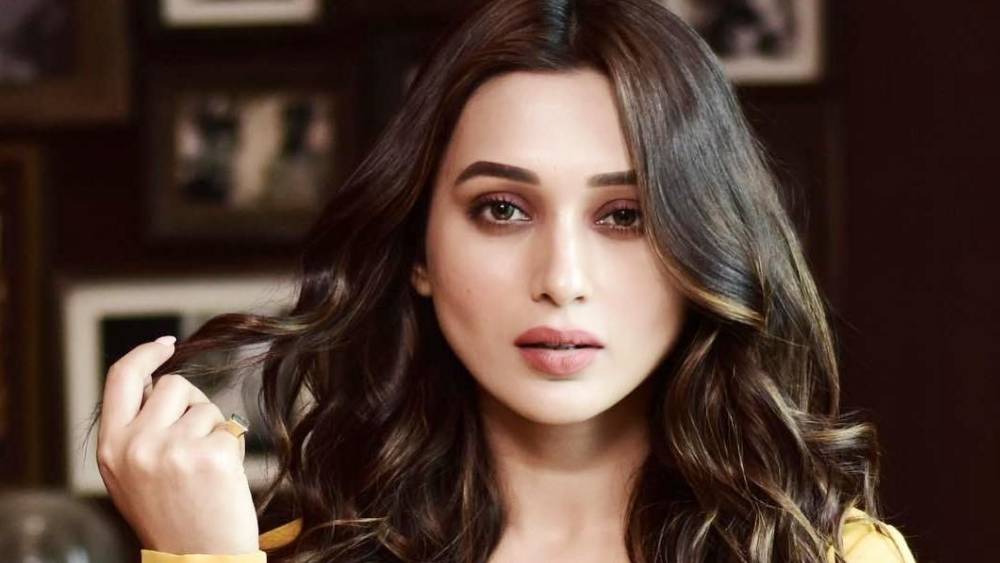 খোলা চুল, সুতির শাড়ির মার্জিত সাজে তাঁর মধ্যে দিয়ে অন্যধারার নায়িকাকে পেয়েছিলেন বাংলা ধারাবাহিকের দর্শক। তার পরে ‘গানের ওপারে’-এর রাবীন্দ্রিক ঘরানা ভেঙে বিনোদনের বিভিন্ন মাধ্যমে অন্য ভূমিকাতেও সফল হয়েছেন মিমি চক্রবর্তী।