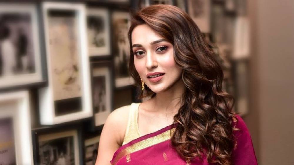 রাজ চক্রবর্তীর সঙ্গে তাঁর প্রেম ছিল কি না, শুভশ্রীকে রাজ বিয়ে করায় মিমি কতটা একা হয়ে পড়লেন, সে নিয়ে যখন টলিউড চর্চায় ব্যস্ত, তখনই মিমি লোকসভা নির্বাচনে যাদবপুরের তৃণমূল প্রার্থী। সুজন চক্রবর্তীর মতো দুঁদে বামনেতাকে হারিয়ে সাংসদ হওয়া মিমির প্রতিবাদী সত্তা আগের মতোই সক্রিয়। তার পরেও ব্যস্ত দিনের শেষ অংশ নিভৃত কোণ খোঁজে দুই পোষ্য চিকু এবং ম্যাক্সের সখ্যে। নারীর সাফল্যের সংজ্ঞা নতুন করে লেখার পরে মিমির মনে পড়ে মায়ের কথা। ফেলে আসা জলপাইগুড়িও তাঁকে ডাকে।