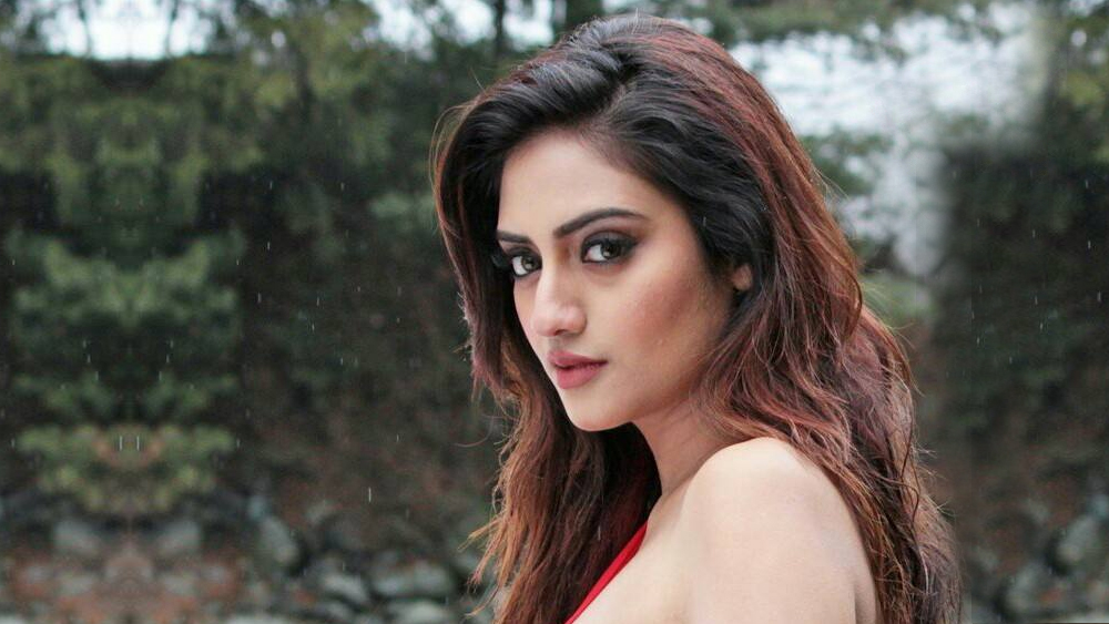 সম্প্রতি তাঁর ব্যক্তিগত জীবন আরও বেশি করে চলে ব্যবচ্ছেদের টেবিলে। স্বামী নিখিলের সঙ্গে সম্পর্ক ভেঙে যাওয়ার অভিযোগ, ছবির নায়ক যশের সঙ্গে নতুন সম্পর্ক— সবকিছুই আতসকাচের নীচে। তবে ‘শত্রু’, ‘খিলাড়ি’, ‘খোকা ৪২০’, ‘হর হর ব্যোমকেশ’, ‘জুলফিকর’, ‘হরিপদ ব্যান্ডওয়ালা’-সহ আরও অনেক ছবির নায়িকা নুসরত আজ জানেন জীবন জুড়ে গোলাপফুলের থেকে কাঁটাই বেশি ছড়িয়ে থাকে।