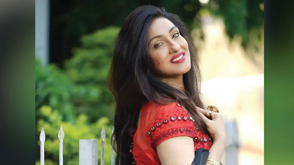 কারমেল স্কুলের পরে লেডি ব্রেবোর্ন কলেজ পেরিয়ে কলকাতা বিশ্ববিদ্যালয়ে ইতিহাস নিয়ে শুরু করেছিলন স্নাতকোত্তর। নিশ্চিত চাকরির কেরিয়ার দিয়ে সাজাতেই পারতেন জীবনকে। কিন্তু ঋতুপর্ণা সেনগুপ্ত বেছে নিলেন ছোটবেলার নাচের প্রতি ভালবাসাকেই। নাচের হাত ধরেই একদিন শুরু অভিনয়।