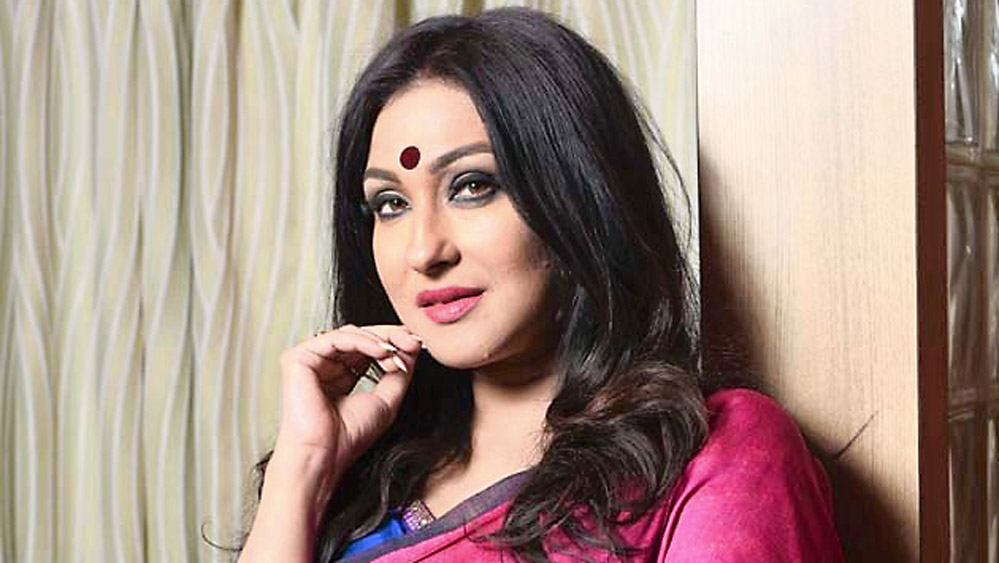 রূপকথার গল্প ‘শ্বেত কপোত’-এ প্রথম অভিনয় কুশল চক্রবর্তীর বিপরীতে। তার পর ‘আন্দোলন’, ‘সিনেমাওয়ালা’, ‘সীমানা ছাড়িয়ে’, ‘হরতনের গল্প’-এর মতো টেলিসিরিজে অভিনয়। প্রথম ছবিতে অভিনয় ১৯৯২ সালে, ‘শ্বেত পাথরের থালা’ ছবিতে। ক্রমে সময়ের সঙ্গে তিনি দেখিয়ে দিলেন টেলিভিশন থেকে এসেও সিনেমায় সফল হওয়া যায়।