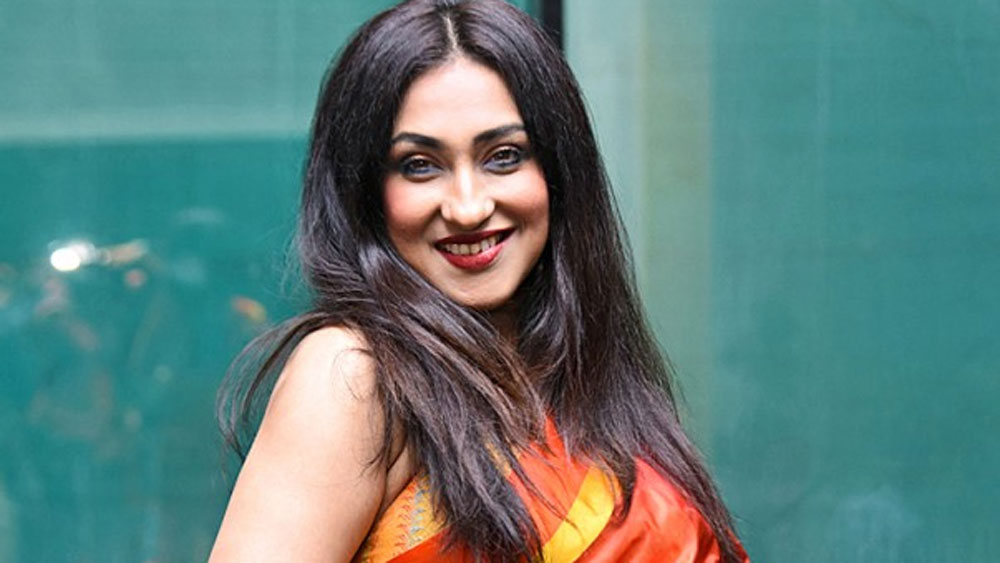 কিন্তু শুধু বাণিজ্যিক ছবিতে অভিনয় করে থেমে যেতে চাননি ঋতুপর্ণা। ‘লাল পান বিবি’, ‘নাগপঞ্চমী’, ‘রাখাল রাজা’, ‘সুজন সখি’, ‘সংসার সংগ্রাম’, ‘লাঠি’, ‘শ্বশুরবাড়ি জিন্দাবাদ’ ছবির নায়িকা ঋতুপর্ণা নিজেক মেলে ধরলেন ‘পারমিতার একদিন’, ‘উৎসব’, ‘দহন’ ছবির অভিনেত্রী হিসেবে।