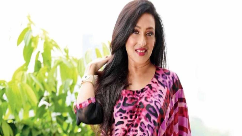 প্রসেনজিৎ চট্টোপাধ্যায়ের সঙ্গে প্রেমের গুঞ্জন থেকে তাঁর ‘প্রাক্তন’ হয়ে ওঠার কানাঘুষো। সবই একে একে জুড়েছে তাঁর এগিয়ে চলার পথে। নানা বিতর্ক, অভিযোগ পেরিয়ে তিনি আজ নিজেই টলিউডে একটি প্রতিষ্ঠান। জীবন সংগ্রামে মুখোমুখি হওয়ার শক্তির যোগান খুঁজে পান স্বামী আর দুই সন্তানের ভরপুর সংসার থেকে।