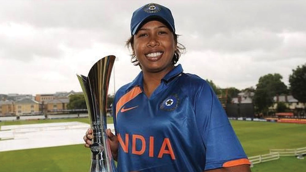 নদিয়ার চাকদেহর মেয়েটি ছোটবেলা থেকেই ছিলেন ফুটবলপাগল। ১৯৯২ ক্রিকেট বিশ্বকাপের পর থেকে পছন্দের গতি তার অভিমুখ পাল্টে ফেলল। চাকদহে মেয়েদের ক্রিকেটের অনুশীলনের সুযোগ ছিল না। রোজ চাকদহ থেকে কলকাতা যাতায়াত করতেন তিনি। পরিশ্রমের স্বীকৃতিস্বরূপ প্রথমে অলরাউন্ডার, তার পর জাতীয় দলের অধিনায়ক।