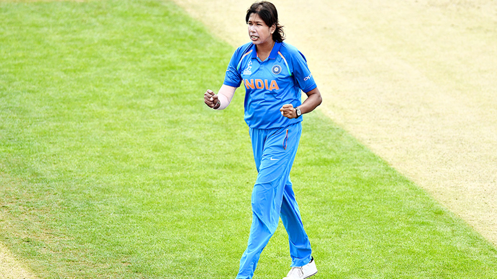 মেয়েদের ক্রিকেটে ঝুলনই সর্বোচ্চ উইকেশিকারি। ১০টি টেস্টে তাঁর সংগ্রহ ৪০টি উইকেট। সেরা পারফরম্যান্স ২৫ রানে ৫ উইকেট। ১৮২টি ওয়ানডেতে তুলে নিয়েছেন ২২৫টি উইকেট। সেরা পারফরম্যান্স ৩১ রানে ৬ উইকেট। ৬৮টি টি-২০ ম্যাচে তাঁর নামের পাশে ৫৬টি উইকেট। সেরা বোলিং ১১ রানে ৫ উইকেট।