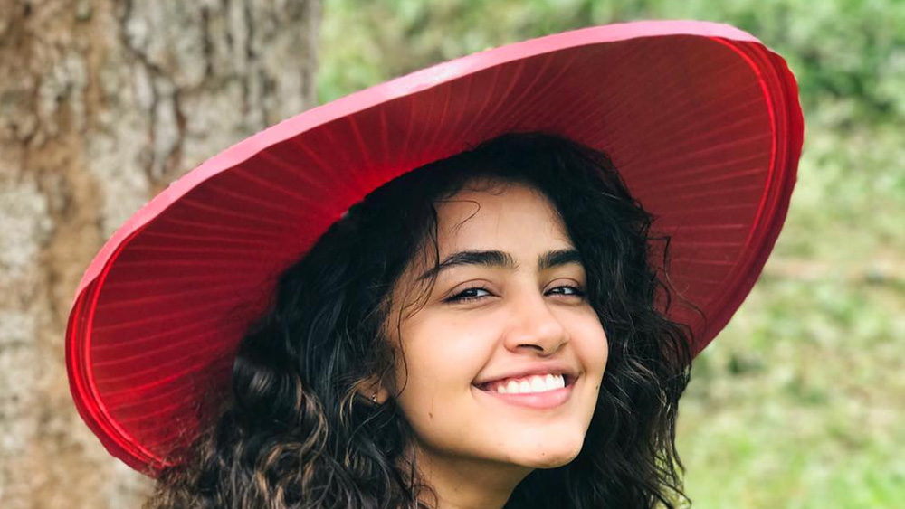 কিন্তু তাঁর হবু জীবনসঙ্গিনী কে? সেই জল্পনাতেও উঠে আসছে একাধিক নাম। দিন কয়েক আগে ভেসে বেড়াচ্ছিল অনুপমা পরমেশ্বরণের নাম। শোনা যাচ্ছিল, দক্ষিণী এই নায়িকার সঙ্গেই গাঁটছড়া বাঁধতে চলেছেন বুমরা।