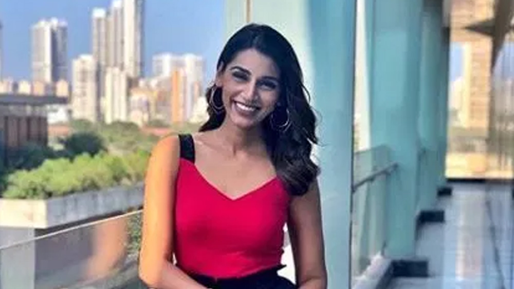 এই শো চলাকালীন আহত হন সঞ্জনা। এর পর তিনি শো ছেড়ে দেন। তার পর অশ্বিনীও প্রতিযোগিতা থেকে বেরিয়ে আসেন। 