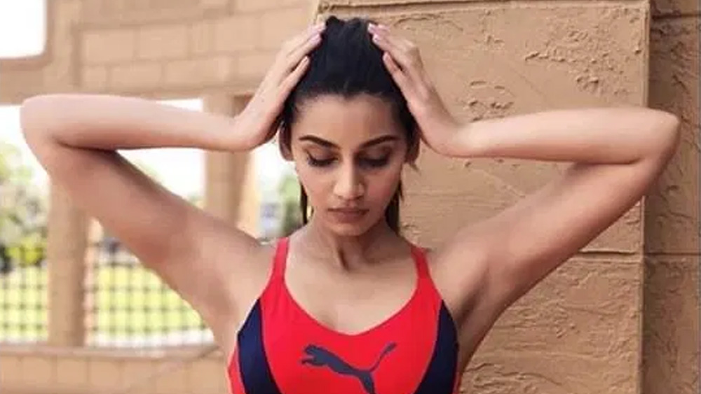 স্বাস্থ্য সচেতন সঞ্জনা নিয়মিত শরীরচর্চা করেন। তাঁর অবসরের প্রিয় সঙ্গী পোষ্য কুকুর। পশুপ্রেমী সঞ্জনার আগে বিড়ালও পোষ্য ছিল।