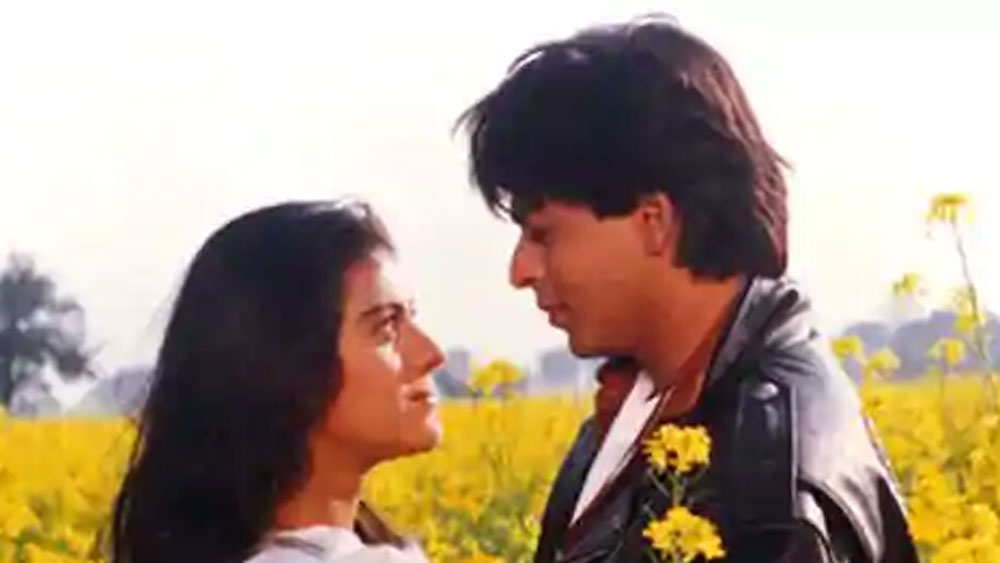 লকডাউনের পর যেখানে সিনেমা হলগুলির ব্যবসা মুখ থুবড়ে পড়েছে, দর্শক টানতে রীতিমতো কসরত করতে হচ্ছে কর্তৃপক্ষকে, সেখানে শাহরুখ-কাজলের এই ছবি রোজ দর্শকদের সিনেমা হলমুখী করছে।