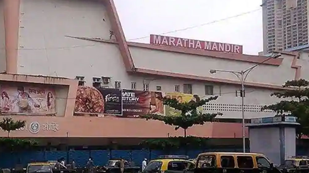 মুম্বইয়ের ওই হলের নাম ‘মরাঠা মন্দির’। লকডাউনের সময় প্রদর্শনী বন্ধ রেখেছিলেন কর্তৃপক্ষ। কিন্তু গত নভেম্বর থেকে পুনরায় ছবির প্রদর্শনী শুরু হয়েছে।