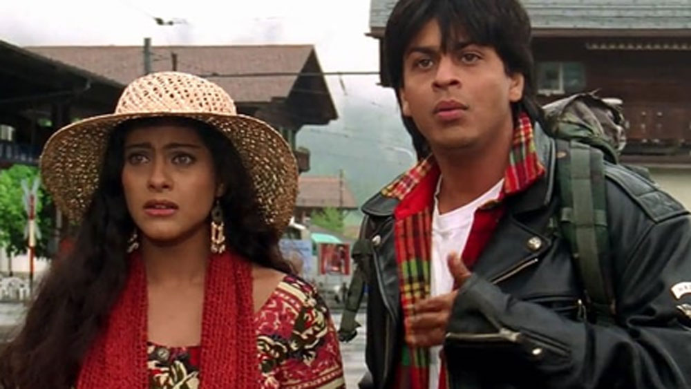 মুম্বইয়েও এমন একটি সিনেমা হল রয়েছে, যা আজও ‘দিলওয়ালে দুলহনিয়া লে জায়েঙ্গে’-র উপর নির্ভর করেই চলছে। ওই সিনেমা হলে প্রতিদিন অন্তত ২০০ থেকে ৩০০ মানুষ এই ছবির টানেই টিকিট কেটে প্রবেশ করেন।