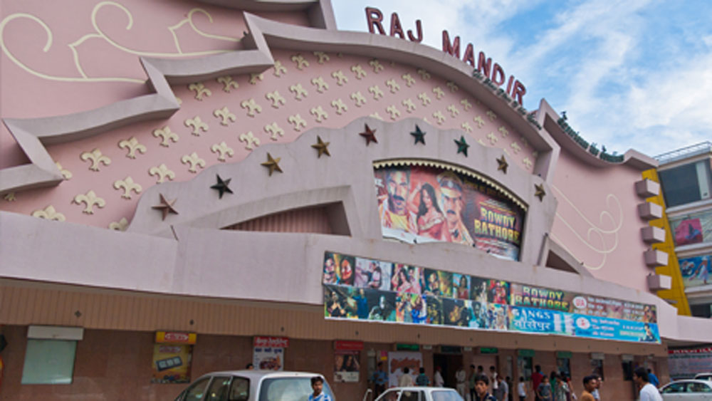 গত ৫ মার্চ থেকে রাজ মন্দিরে দেখানো শুরু হয়েছে ‘হম আপকে হ্যায় কৌন’। প্রথম ৩ দিনেই হাজারেরও বেশি দর্শক এবং দেড় লাখ টাকার টিকিট বিক্রি!