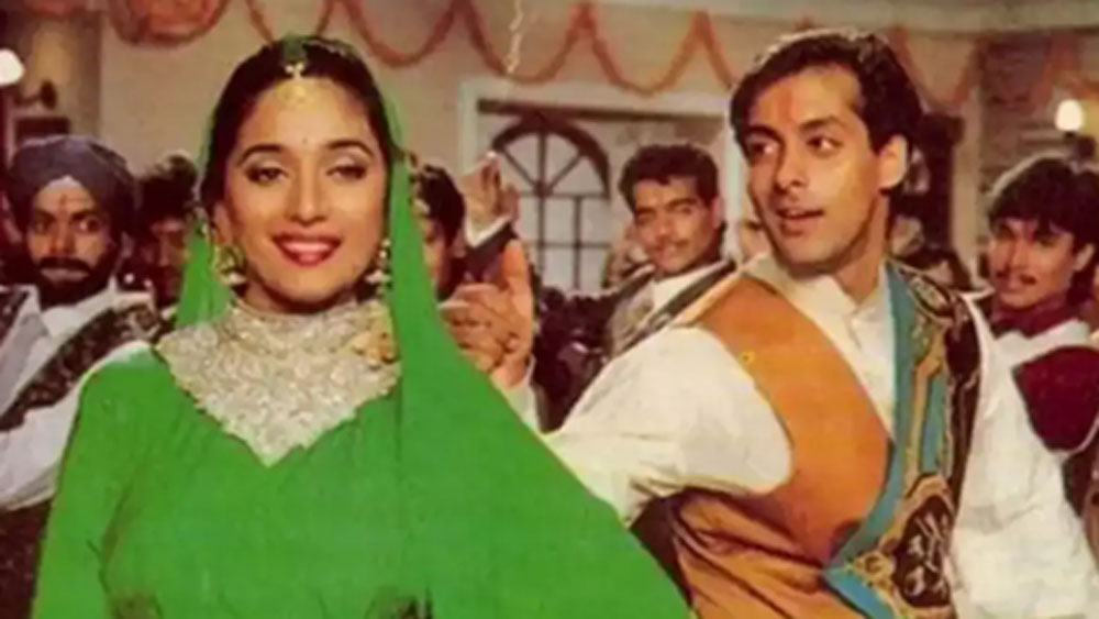 এই দু’টি ছবিই বক্স অফিসে চূড়ান্ত সফল হয়েছিল। ‘হম আপকে হ্যায় কৌন’ ভারতীয় হিন্দি সিনেমার ইতিহাসে সর্বাধিক উপার্জনকারী ছবি হয়ে উঠেছিল সে সময় এবং ‘দিলওয়ালে দুলহনিয়া লে জায়েঙ্গে’ সবচেয়ে বেশি দিন ধরে সিনেমা হলে চলতে থাকা ছবি ছিল।