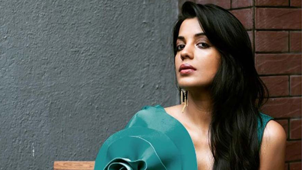 সাফল্য আসছিল নিয়মিত পথেই। ক্রমশ ফ্যাশন দুনিয়ার সঙ্গে জড়িয়ে পড়লেন মুগ্ধা। পুণে থেকে এ বার তাঁর নিত্য গন্তব্য হল মুম্বই। অংশ নিতে লাগলেন বড় ফ্যাশন শো-এ। তাঁকে দেখা যেতে লাগল নামী ফ্যাশন পত্রিকাতেও।