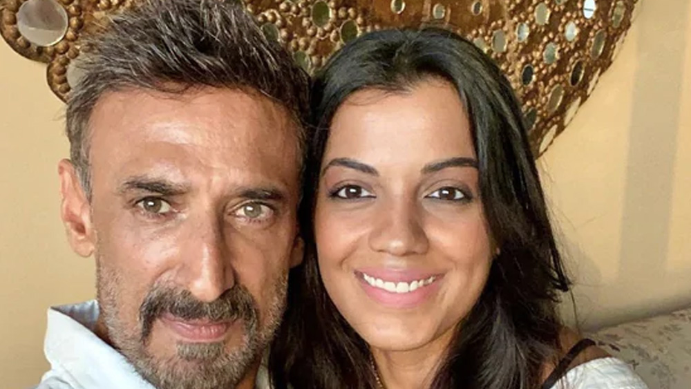 এর পর মুগ্ধা নাকি একইসঙ্গে রণবীর শোরে এবং রাহুল দেবের সঙ্গে সম্পর্কে ছিলেন বলে গুঞ্জন। যদিও মুগ্ধা পরে জানান, রণবীর তাঁর নিছক বন্ধু। তবে রাহুলের জন্য তাঁর ‘বিশেষ’ অনুভূতি আছে। মডেল তথা অভিনেতা রাহুলের সঙ্গে তাঁর পরিচয় জয়পুরে এক নামী ওয়েবসাইট মালিকের বিয়ের আসরে।