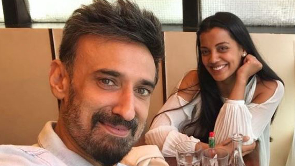 ১১ বছরের দাম্পত্য কাটিয়ে রাহুলের প্রথম স্ত্রী রীনা ক্যানসার আক্রান্ত হয়ে প্রয়াত হন ২০০৯ সালে। তাঁদের একমাত্র সন্তান সিদ্ধান্ত বিদেশে থাকেন। বিপত্নীক রাহুল এখনও মুগ্ধার সঙ্গে সম্পর্কে আছেন। তবে বিয়ের ব্যাপারে তাঁরা এখনও কিছু জানাননি।