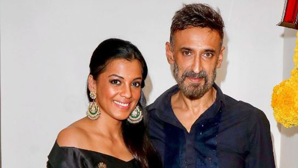 ছবিতে অভিনয় না করলেও মডেলিং করেন মুগ্ধা। অর্থাৎ যে খান থেকে তিনি শুরু করেছিলেন, ফিরে গিয়েছেন সেখানেই। তবে পেশাদার জীবনের ওঠাপড়া ছায়া ফেলেনি ব্যক্তিগত জীবনে। মুগ্ধা জানিয়েছেন, তিনি রাহুলের সঙ্গে সুখে আছেন। আনুষ্ঠানিক বিয়ে না হলেও মনে মনে তাঁদের বিয়ে হয়ে গিয়েছে। (ছবি: নেট মাধ্যম)