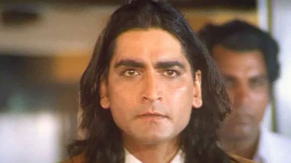 সুশান্তের মৃত্যুর পর পরিচালক সুধীর মিশ্রের বিরুদ্ধে আঙুল তোলেন এক লেখিকা। টুইটারে পোস্ট করেন তিনি অভিযোগ করেছিলেন, বহিরাগত হয়েও এত উন্নতি পছন্দ হয়নি অনেকের। কেরিয়ার নষ্ট করে দেওয়ার চেষ্টা হয়েছিল। অভিযোগ, সেই আঘাত সহ্য করতে না পেরেই হৃদ্‌রোগে আক্রান্ত হন তিনি। যদিও ওই পরিচালক এই অভিযোগ পুরোপুরি অস্বীকার করেছিলেন তখন।