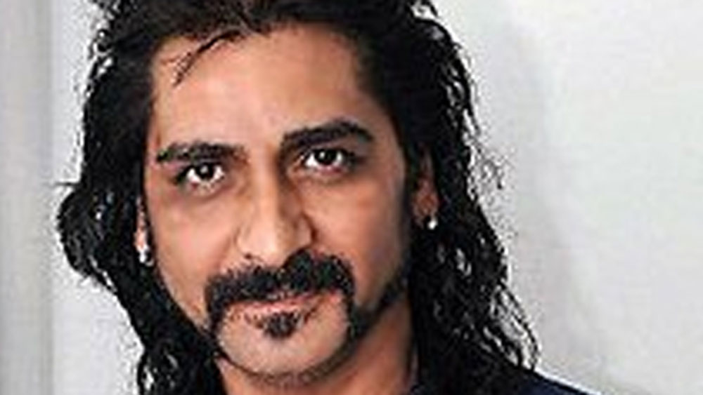 একজন বহিরাগত হয়েও এতকিছু করাটাই নাকি পছন্দ হয়নি অনেকের। কেরিয়ার নষ্ট করে দিতে তাঁর বিরুদ্ধে ষড়যন্ত্র শুরু হয়।