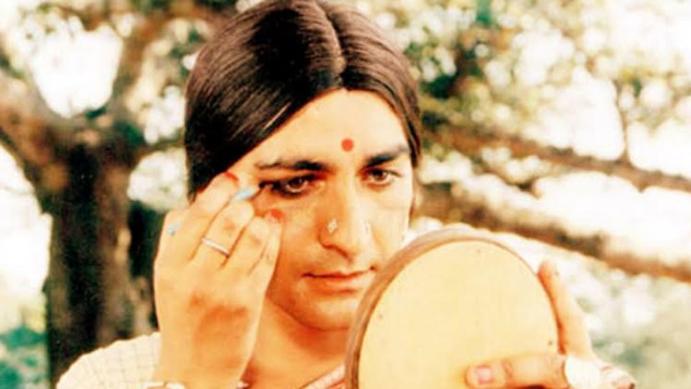 এর পর ‘দায়রা’, ‘ট্রেন টু পাকিস্তান’, ‘গডমাদার’-এর মতো সমান্তরাল ছবিতে অভিনয়ের পাশাপাশি ‘হম তুমপে মরতে হ্যায়’-এর মতো বাণিজ্যিক ছবিতেও অভিনয় করে প্রশংসা কুড়োচ্ছিলেন তিনি।