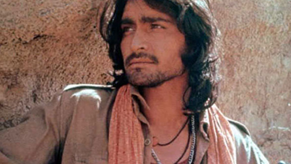 পড়াশোনা শেষ করেই সরকারি চাকরি পেয়ে গিয়েছিলেন তিনি। কিন্তু কাজে মন বসত না। কারণ ছোট থেকেই অভিনয়ের প্রতি তাঁর ঝোঁক ছিল।