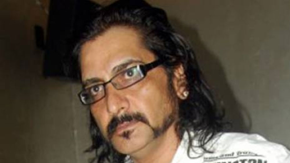 নির্মলের জন্ম উত্তরাখণ্ডের নৈনিতালে। আলমোড়ার স্কুলেই তাঁর পড়াশোনা। বাবা ছিলেন সরকারি কর্মী এবং মা সংসার সামলাতেন। ঠাকুরদা গ্রামে গ্রামে ‘রামলীলা’ শোনাতেন। অবসর পেলেই ঠাকুরদার সঙ্গে নির্মলও চলে যেতেন।