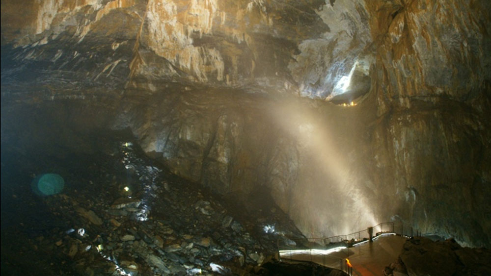 তার পর স্রোতের সঙ্গেই কিংবা ভূমিধসের ফলে খুলিটি গুহার ভিতরে ওই দুর্গম জায়গায় আটকে যায়। এত দিন সকলের নজরের বাইরেই ছিল সেটি। ২০১৫ সাল নাগাদ ওই জায়গায় এসে পৌঁছলে তার সন্ধান মেলে।