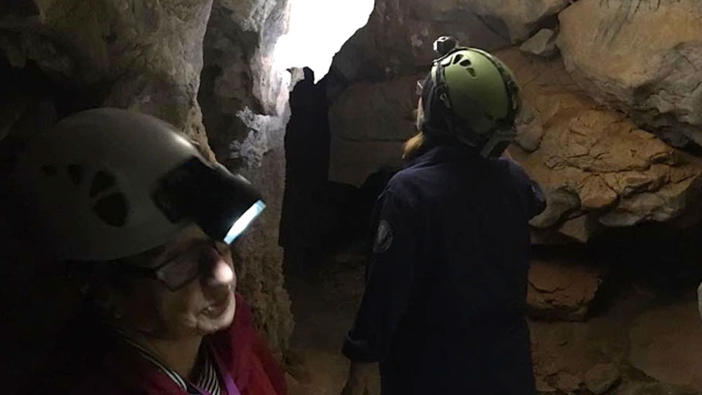 অনেকেই মনে করেছিলেন, বহু আগে কোনও গুহা অনুসন্ধানকারী হয়তো গুহায় আটকে গিয়েছিলেন। খাবার, জল এবং অক্সিজেনের অভাবে ক্রমশ তিনি মৃত্যুর মুখে ঢলে পড়েন।