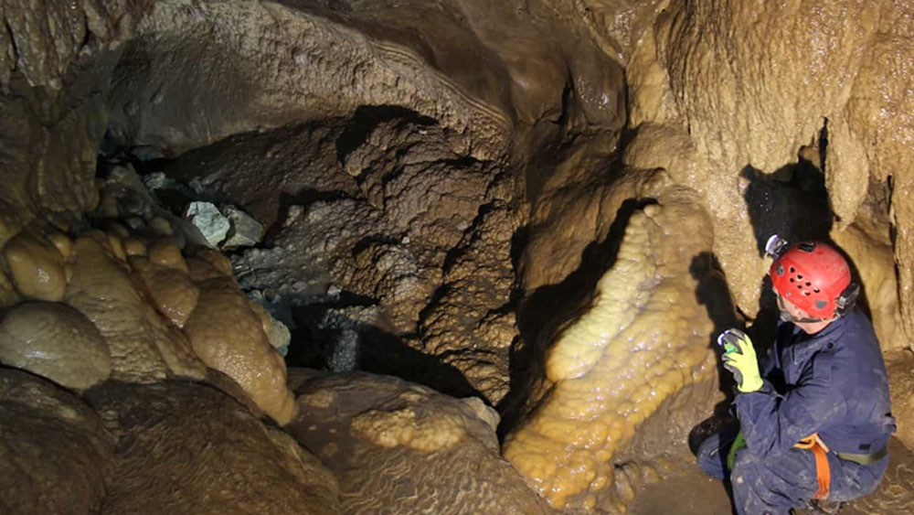 আরও জানা যায় যে, মৃত্যুর আগে দীর্ঘ দিন অপুষ্টিতে ভুগেছিলেন তিনি। ওই মহিলা কি কোনও কুসংস্কারের শিকার হয়েছিলেন? মৃত্যুর আগে কি তা হলে তাঁর উপর মর্মান্তিক নির্যাতন করা হয়েছিল। মৃত্যুর জন্য তাঁকে এই গুহায় আটকে রাখা হয়েছিল? আর তারপর মারা যাওয়ার পর কোনও রীতি মেনে তাঁর শরীর থেকে মাংস খুবলে নেওয়া হয়?