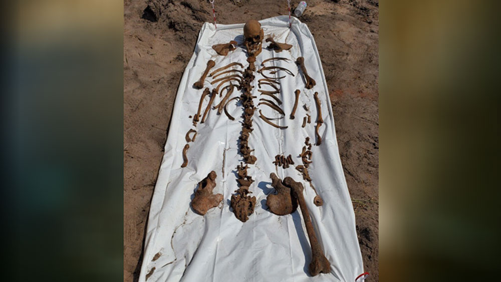 এই গুহার কিছু দূরে মানুষের অনেক হাড়গোড়ের সন্ধান পান তাঁরা। পরবর্তীকালে জানা যায়, সেটি ছিল অতীতের কবরস্থান। আগে তার পাশ দিয়েই জলের স্রোত এসে প্রবেশ করত গুহায়। ধর থেকে আলাদা হয়ে কোনওভাবে স্রোতে ভেসে গুহায় পৌঁছে যায় খুলিটি।