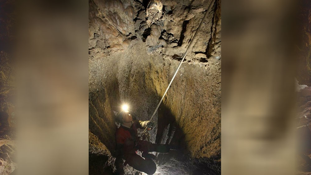 তার উপর খুলিটি এমন একটি জায়গায় ছিল যেখানে পৌঁছতে গুহার দেওয়াল বেয়ে অন্তত ৪০ ফুট উপরে উঠতে হয়। গুহার একটি খাঁজে আটকে ছিল খুলিটি।