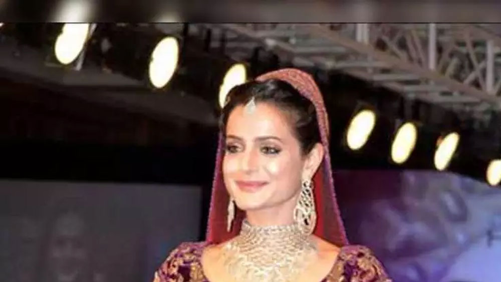 কিন্তু আশ্চর্যের হল, তারকা হওয়ার জন্য মমতার যে অহংবোধের বিষয়টি আমিশার খারাপ লেগেছিল, তারকা হয়ে ঠিক একই কাজ তিনি নিজেও করেছিলেন। তাঁর নাম ধরে ডাকার জন্য একবার এক সাংবাদিককে ধমক দিয়েছিলেন তিনি। ‘আমিশাজি’ সম্বোধন করার পরামর্শ দিয়েছিলেন।