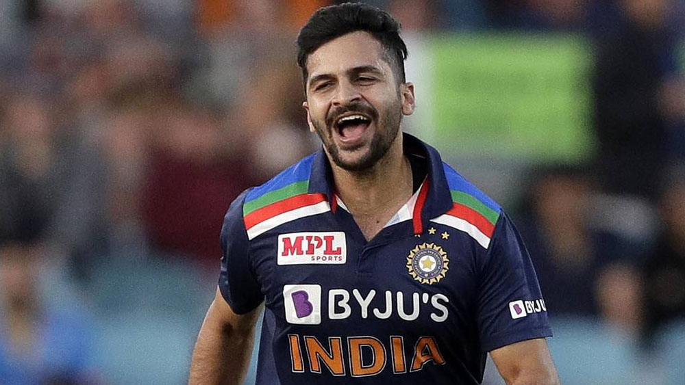 শার্দূল ঠাকুর: চোট নটরাজনের। ভুবির সঙ্গী হতে পারেন শার্দূল। টি২০ বোলার হিসেবে বেশ সফল তিনি। ইংল্যান্ডের বিরুদ্ধেও তিনি সফল হতে পারেন কি না সেই দিকেই থাকবে নজর।