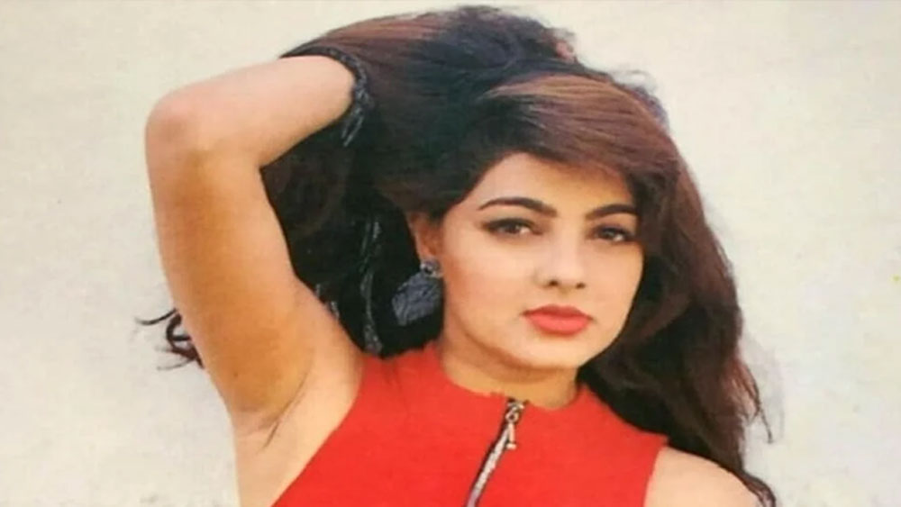 মমতার সহকারী পাশেই ছিলেন। এই জবাব শুনে তিনি আমিশাকে চড় মারতে যান। কিন্তু আমিশার মা তাঁদের মাঝে এসে পরিস্থিতি নিয়ন্ত্রণে আনেন। আমিশাও শ্যুটিংয়ের কাজ মিটিয়ে মুম্বই ফিরে আসেন।