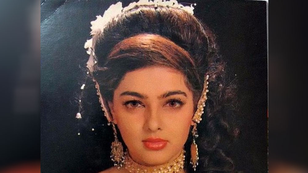 পরিবেশকের কোনও কথাতেই কান দিতে চাননি মমতা। দূর থেকে এ সব দেখছিলেন আমিশা। মমতার আচরণ তাঁর একেবারেই পছন্দ হয়নি। মমতার খারাপ আচরণ নিয়ে তিনি মন্তব্যও করে বসেন।