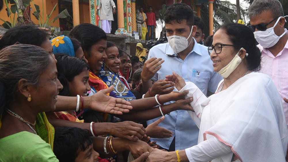 সরাসরি: মনোনয়ন জমা দেওয়ার আগে মন্দিরে মমতা, ‘ভেজাল হিন্দু’ বলে কটাক্ষ শুভেন্দুর