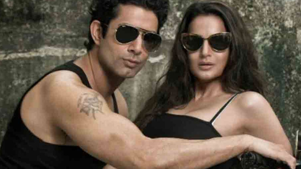 এক চুলের তেলের বিজ্ঞাপনের জন্য মরিশাসে শ্যুটিং করতে গিয়েছিলেন আমিশা। ওই বিজ্ঞাপনী সংস্থার প্রথম সারির মডেল ছিলেন তিনি। পাশাপাশি হৃত্বিক রোশনের সঙ্গে তাঁর প্রথম ছবির কথাবার্তাও চলছিল তখন।