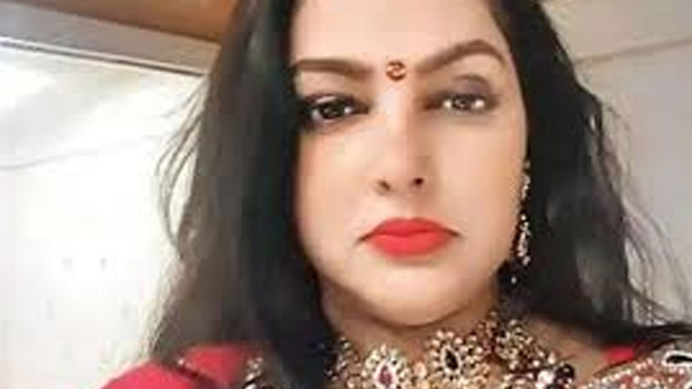 ওই অভিনেত্রী ছিলেন মমতা কুলকার্নি। এক দিকে মমতা তখন প্রথম সারির নায়িকা। অন্য দিকে আমিশার তখন বলিউডে হাতেখড়িই হয়নি।