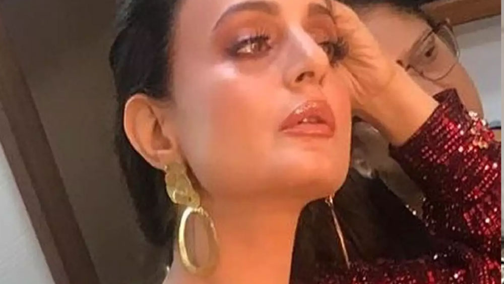 কিন্তু আমিশা পটেল তারকা হওয়ার আগেই একবার বলিউডের এক প্রথম সারির অভিনেত্রীর সঙ্গে ঝামেলায় জড়িয়ে পড়েছিলেন। ওই অভিনেত্রীর সহকর্মীর সঙ্গে আমিশার হাতাহাতির পরিস্থিতিও তৈরি বয়ে গিয়েছিল।