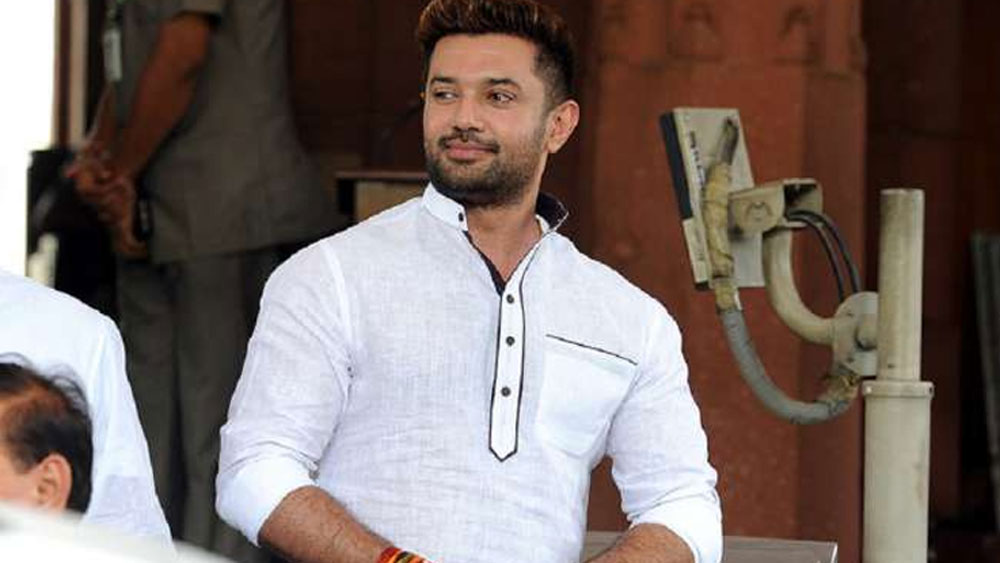 এর আগে বলিউডে এসেছিলেন কেন্দ্রীয় মন্ত্রী তথা এলজেপি সুপ্রিমো রামবিলাস পাসোয়ানের ছেলে চিরাগ পাসোয়ান। কিন্তু সে ভাবে দাগ কাটতে পারেননি। আরুশি কী করেন সেটাই দেখার।